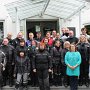 Gruppenbild vor dem Hotel.