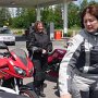 Was will uns Birgit zeigen? Ist ihr Moped noch nicht ausgewachsen?